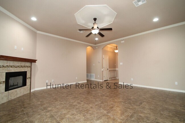 Building Photo - Evergreen Estates Beauty!