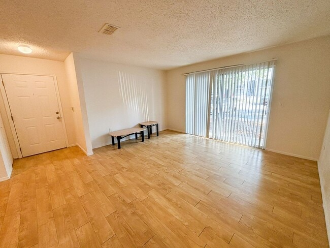 Building Photo - Windsor Park #515 - Pet Friendly!