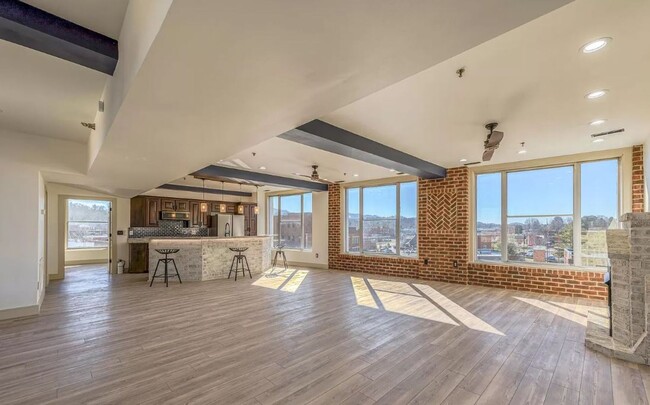 Primary Photo - Fabulous 3/3.5 Downtown Loft w/ bonus room...