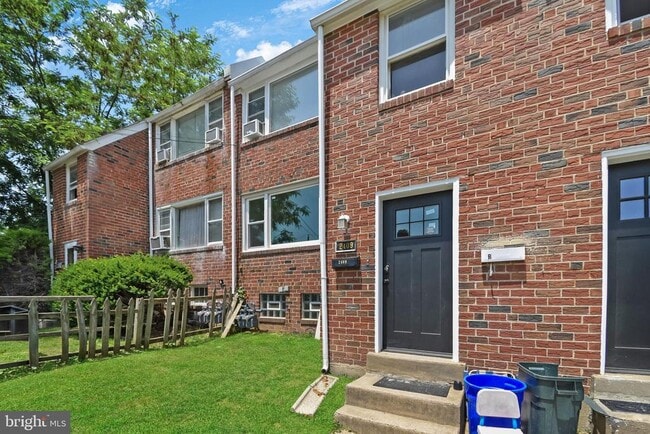 Building Photo - 2409 Manor Rd