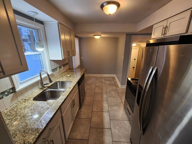 Building Photo - Charming 4-Bedroom Property in Prime Location