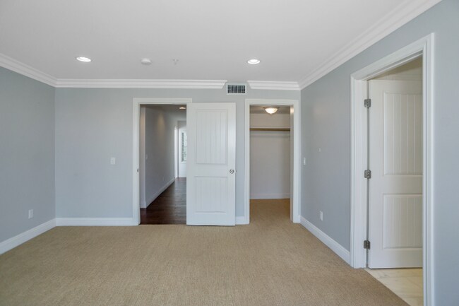 Building Photo - 7716 Ivanhoe Ave