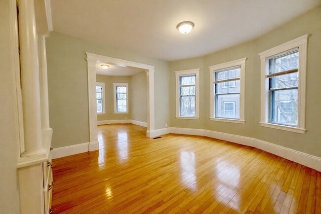 Building Photo - 172 Maplewood St