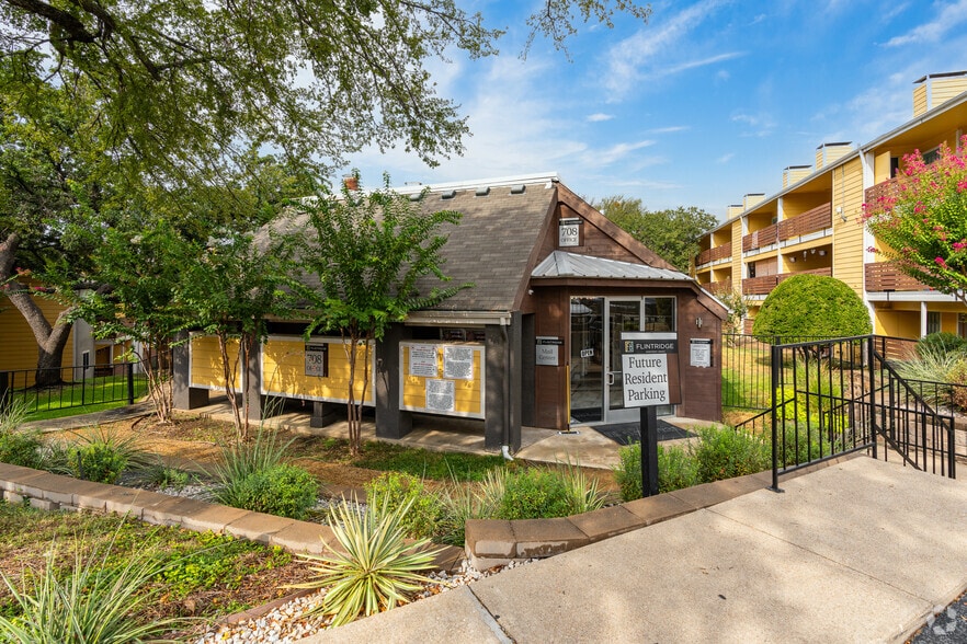 Leasing Office Entrane - Flintridge Apartments