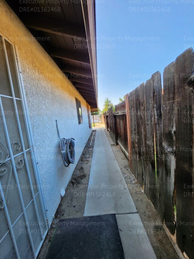 Building Photo - 3 bedroom/ 2 bath house near Pacheco Rd/ A...