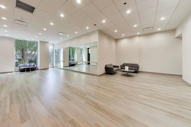 Building Photo - 222 N Columbus Dr