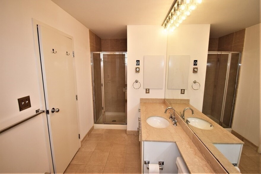 Building Photo - 6 Canal Park