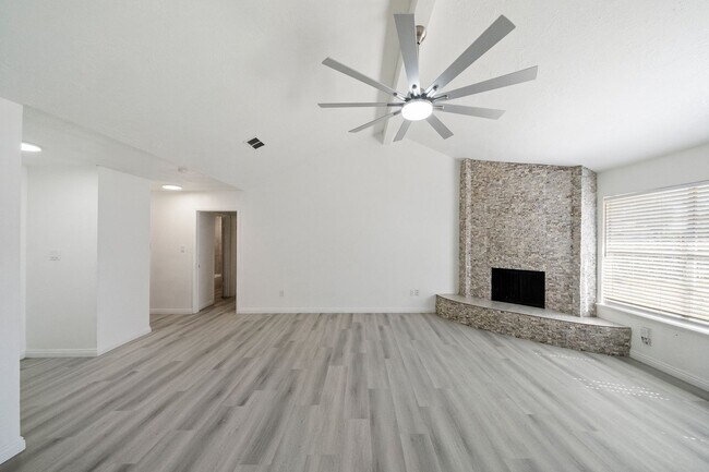Building Photo - For Lease | 3 Bed, 2 Bath | 1,446 Sq Ft | ...