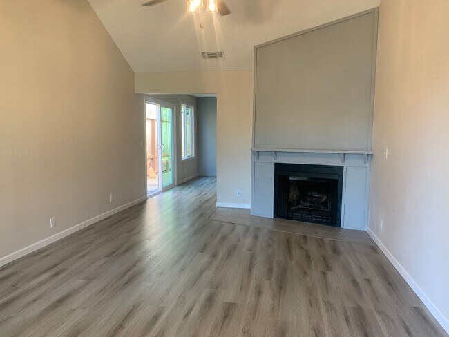 Building Photo - 5417 E Knoll Dr