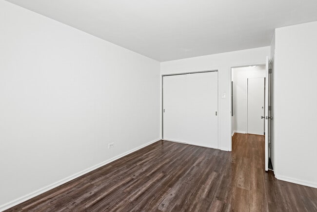 Building Photo - 6030 N Sheridan Rd