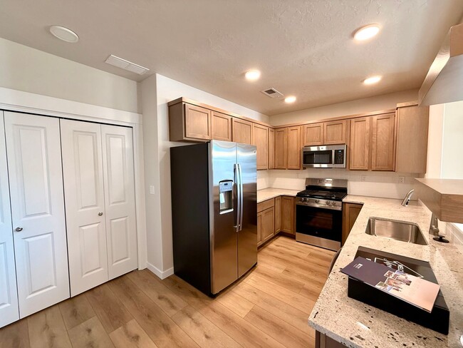 Building Photo - Brand New Home