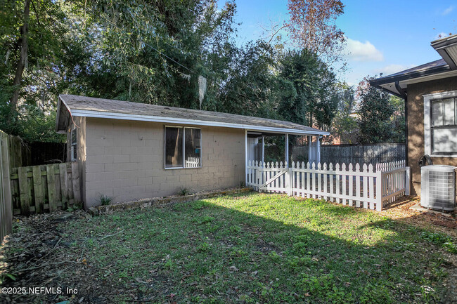 Building Photo - 1220 Cherry St