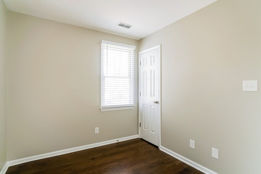 Building Photo - 7329 N Thorncliff Pl