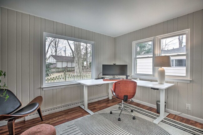 Building Photo - 696 Crescent Blvd