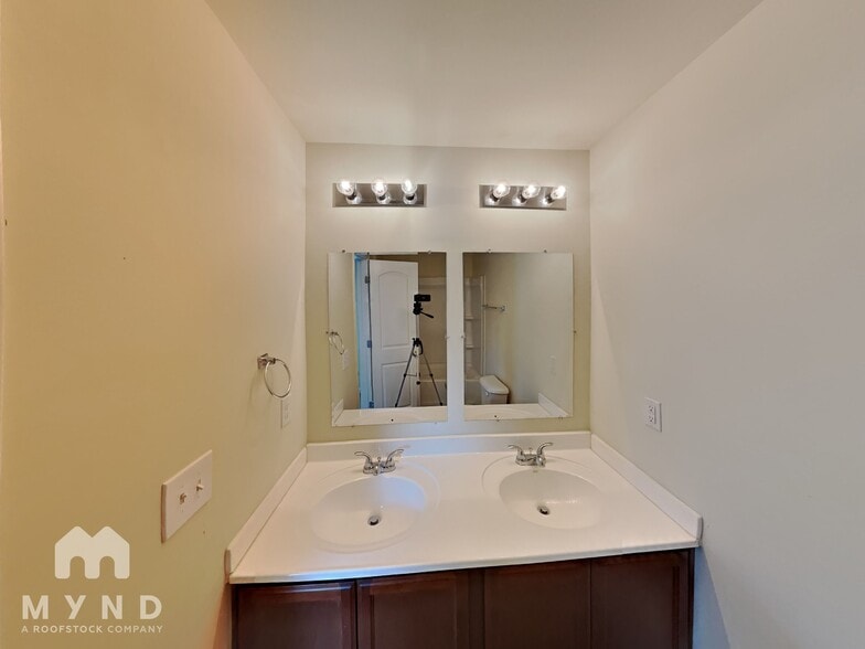 Building Photo - 2547 Piering Dr