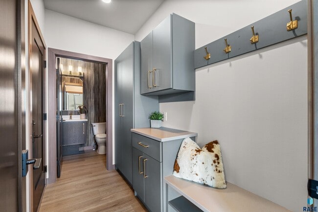 Building Photo - 2807 S Terry Ave