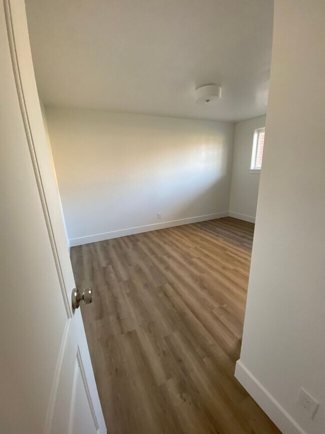 Building Photo - Orem Duplex - Downstairs