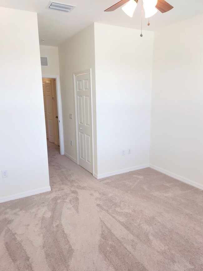 Building Photo - Annual Unfurnished 3 Bedroom, 2.5 Bath Tow...