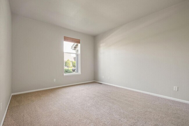 Building Photo - Like-New Townhome in Desirable West Loveland