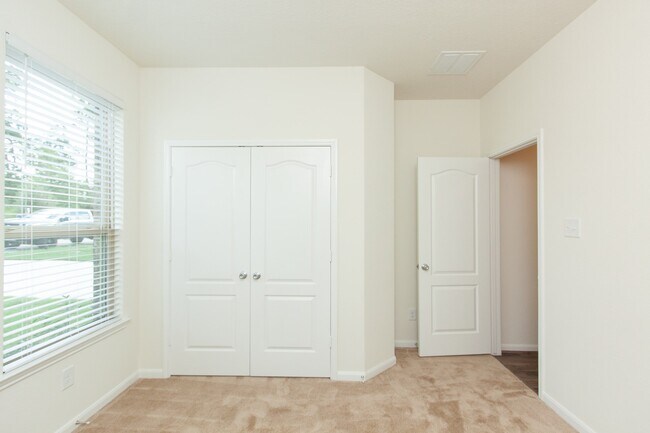 Building Photo - 2011 Parnevik Pl