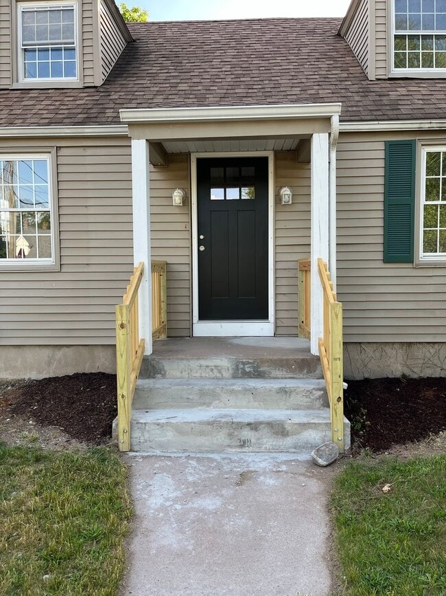 Building Photo - Fully Remodeled Cape Style Home in Manchester, CT