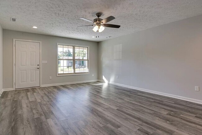 Building Photo - Spacious ranch style 2-bedroom, 2 bath duplex located in Manchester!