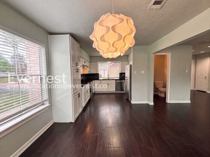 Building Photo - 7842 Royan Dr