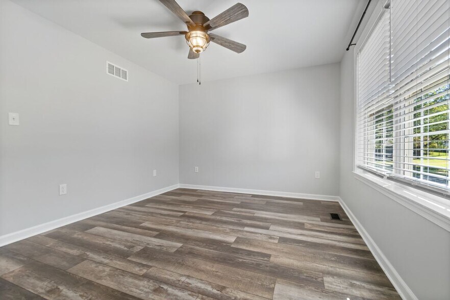 Building Photo - 680 Chestnut Springs Ln