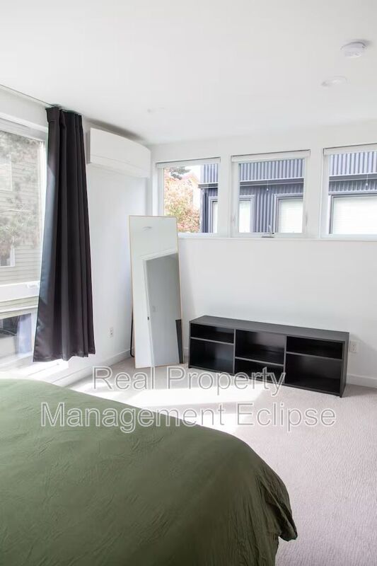 Building Photo - 8819 Midvale Ave N