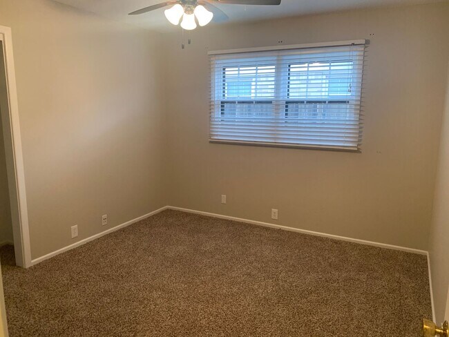 Building Photo - 4 Bedroom in Melanie Park