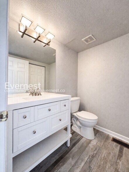 Building Photo - 2040 Oakcrest Cir