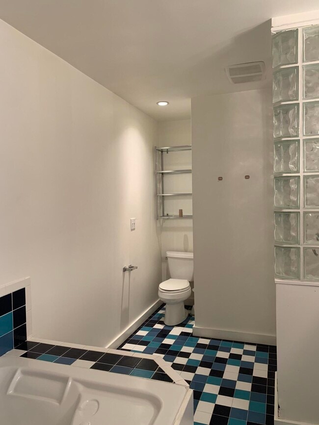 Building Photo - 721 W Main St