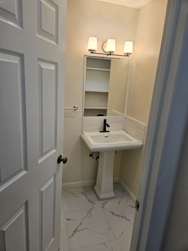 Building Photo - Charming 2BR Condo in Bethel