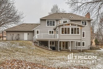 Building Photo - 5585 Rosewood Ln