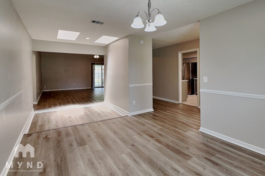 Building Photo - 10958 Mandarin Station Dr E