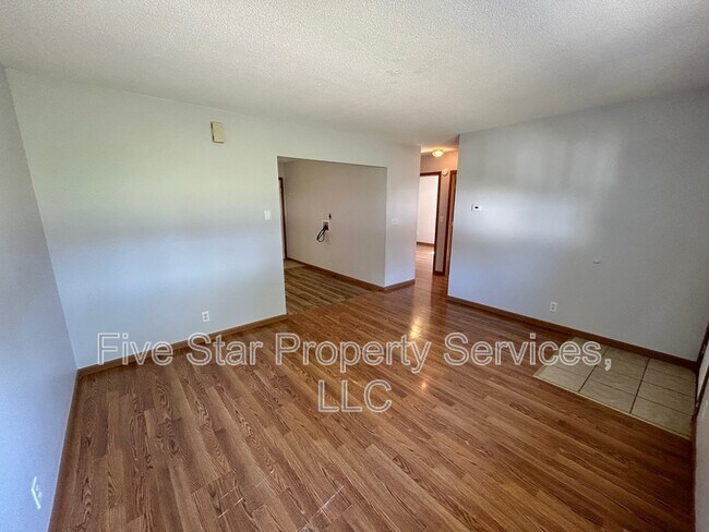 Building Photo - 404 E Madison St