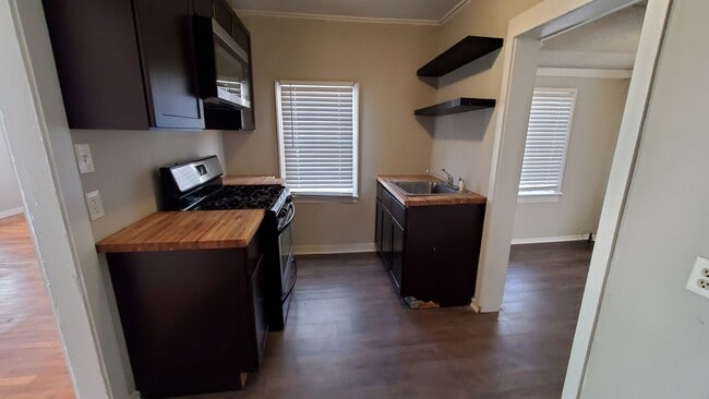 Building Photo - 104 W 76th St