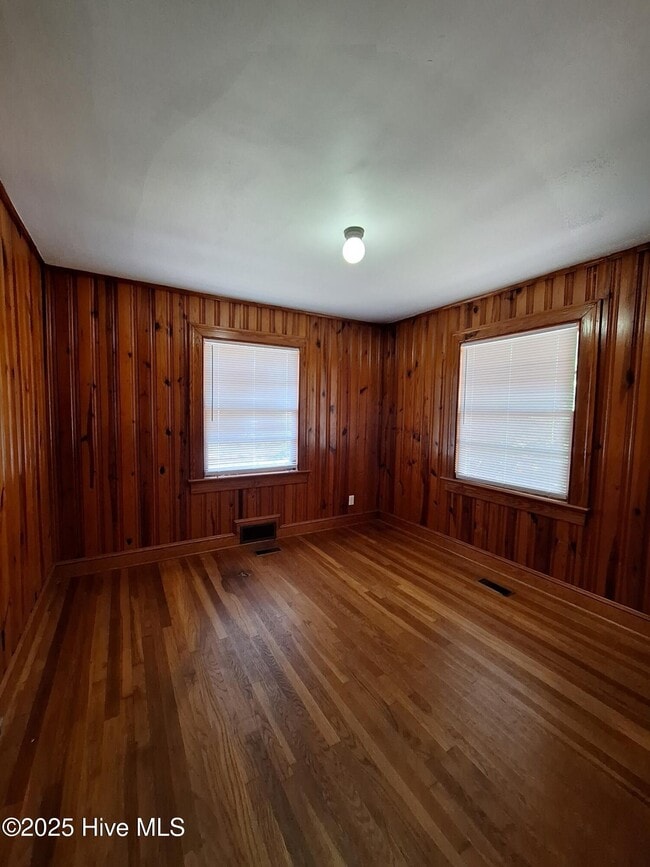 Building Photo - 2409 S Memorial Dr