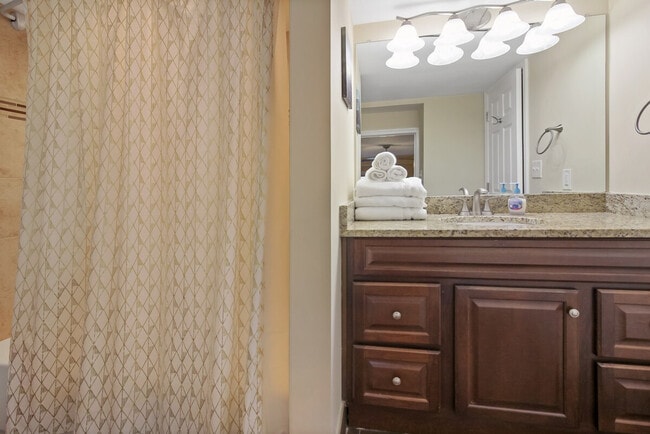 Building Photo - 800 S Washington St