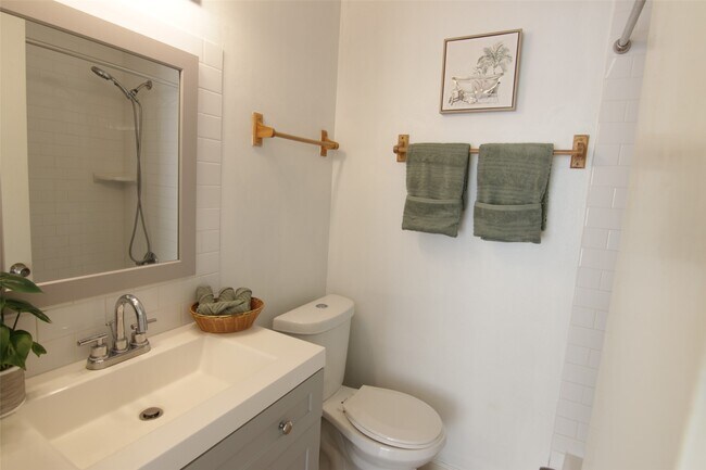 Building Photo - 2101 Fountain View Dr