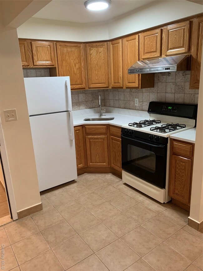 Building Photo - 84-17 Lander St