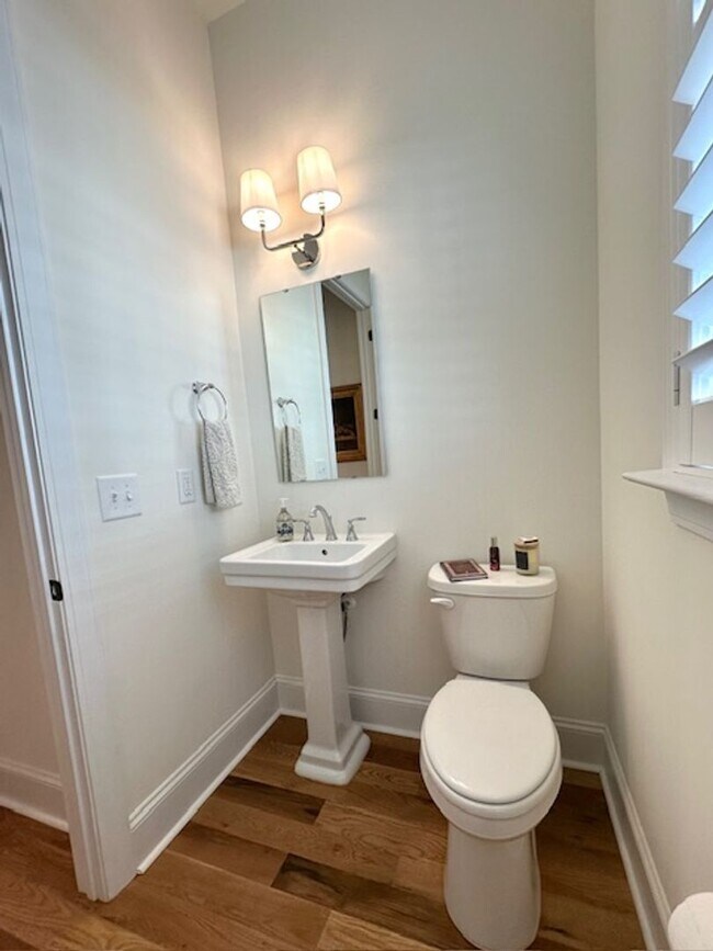 Building Photo - LUXURY TOWNHOME IN FOREST ACRES