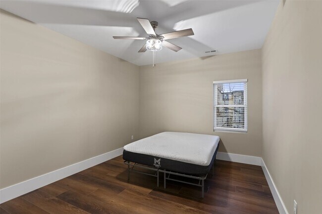 Building Photo - 5424 Delmar Ct