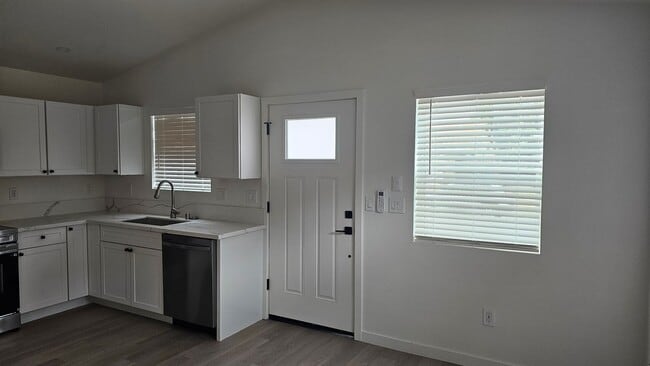 Building Photo - 376 Marna Dr