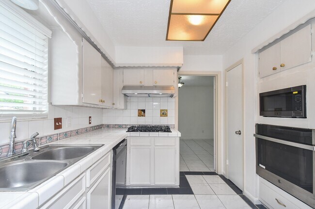 Building Photo - 7714 Eichler Dr