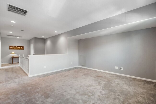 Building Photo - Furnished & Fully Equipped Low Maintenance Town Home (Somersett - Utilities Included)