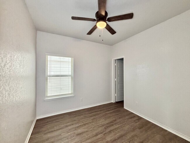 Building Photo - 1 Story Home with 4 Bedrooms!