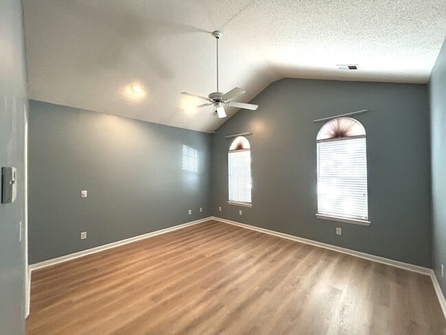 Building Photo - Spacious 3BR/2BA home in the highly desire...