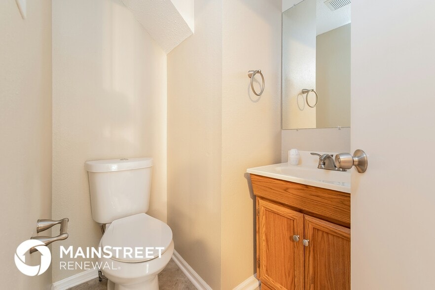 Building Photo - 4549 Connaught Dr E