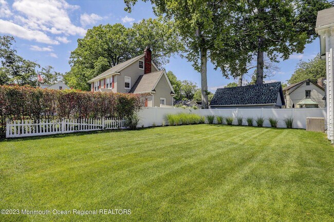 Building Photo - 570 N Edgemere Dr